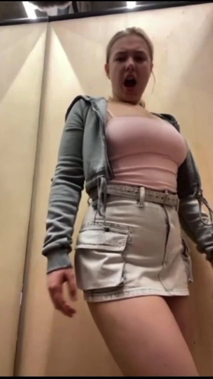 JuiceLussie: Futai anal extrem în cabina de probă