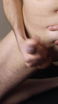 Dizlerimin üzerinde yarağımı mastürbasyon yapıyor ve sözlü edepsiz konuşma