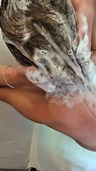 Il me pisse dessus quand je me lave les cheveux m’aide à mouiller, compilation quelques vidéos