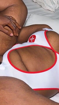 Pielęgniarka Sexy Vee sprawdza penisa swoich pacjentów