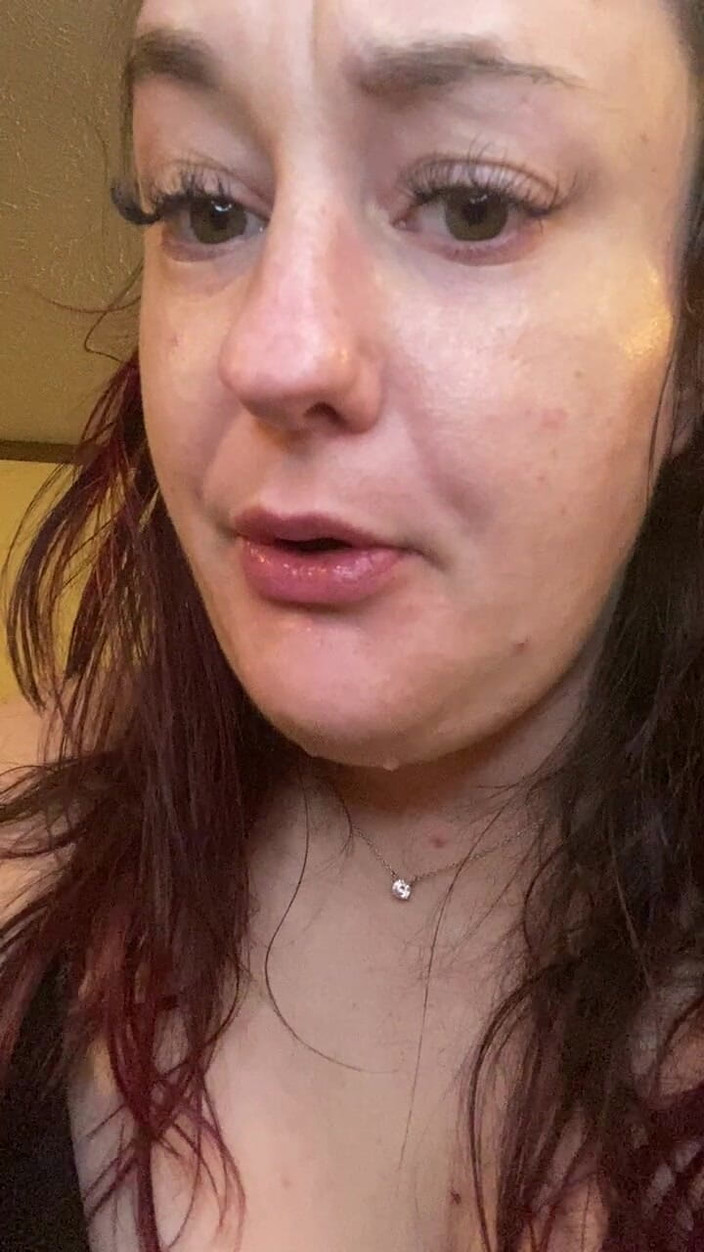 BellaBlast: La déesse chute et avale un gros thé vert