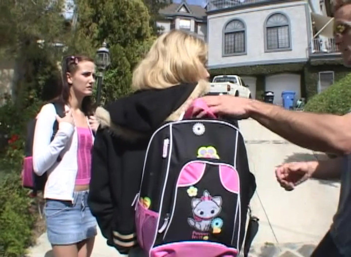 Watch Dirty Movies: 热辣少女继妹和她的朋友邀请两个男人来一次狂野的禁忌群交