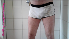 Carmen_Nylonjunge: Pissen in kurz