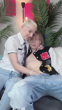 Sexy femdom honění během sexy držení krku