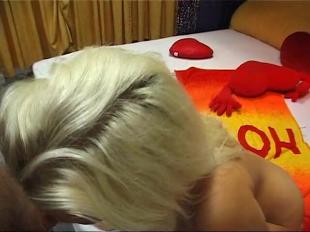Lucky Cooch: Chica rubia sexy hará cualquier cosa