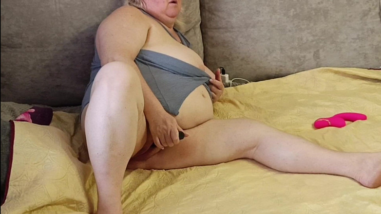 Zona901: Jiran bermain dengan mainan dengan pepek dan menarik teteknya