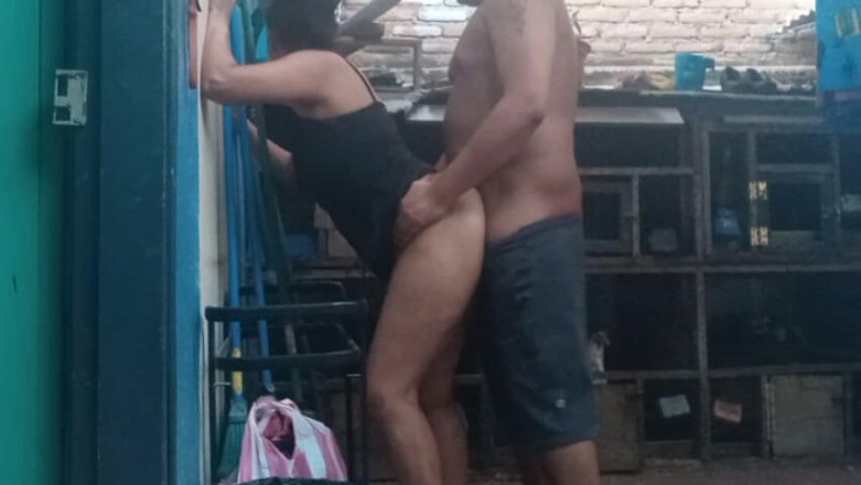 BigassMILF40: Madrastra india lavaba la ropa, no podía desverjar su delicioso...