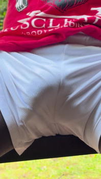 Also hier ist ein weiteres video von mir, wie ich im freien auf einer Bank sitze, commando in meinen shorts