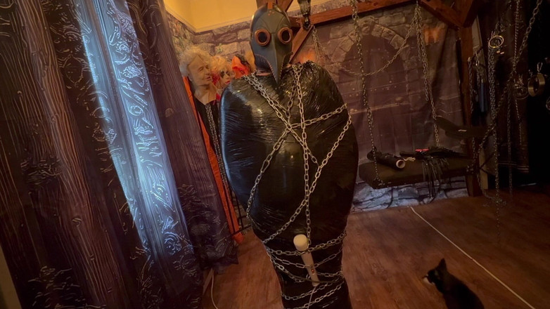 Aaexperiencesltd: Bahagian 1:- Domina Satana &amp; Bag Man Pallets Wrap and Chains.