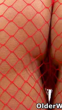 British MILF Lelani Just Loves That Stuffed Feeling