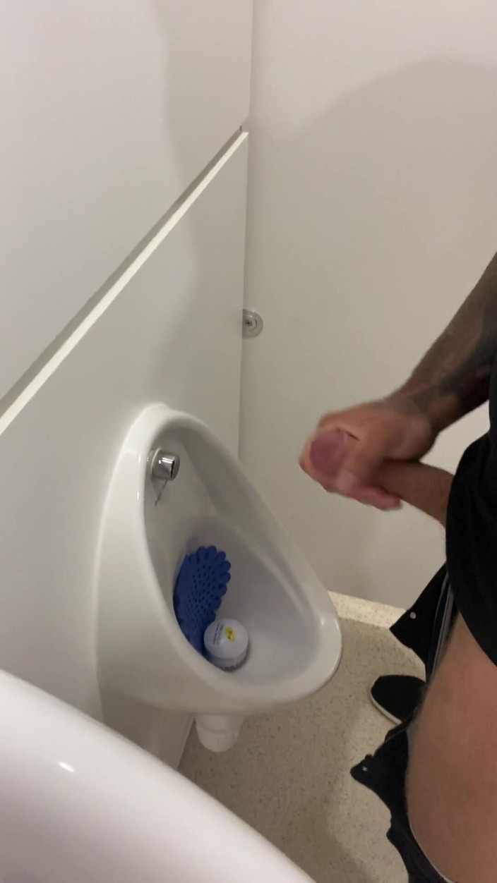 Andyleexxx: baathroom men peshaab aur land hilaana