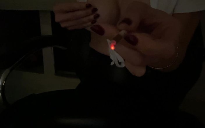 Mistress Mary: Aku lagi asik merokok dan pentilku