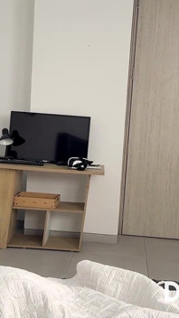 Parte 2: Minha namorada fode sua namorada lésbica com uma cinta-caralho depois de quase descobrir que eu cobri seu rosto com porra