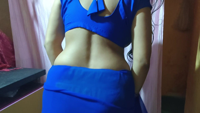 Hotpooja86900: Bhabhi gioca da sola con una figura sexy che mostra...