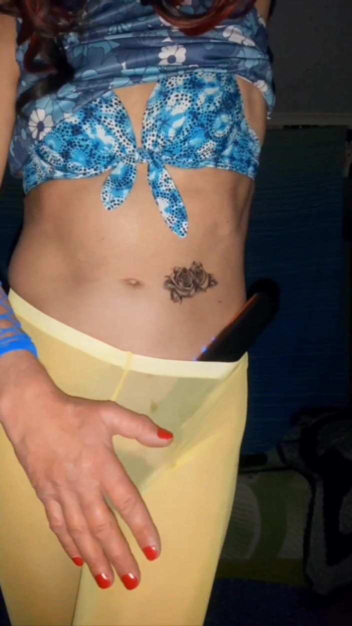 Lizzaali: 내 노란색 스타킹과 지팡이를 가지고 노는 중