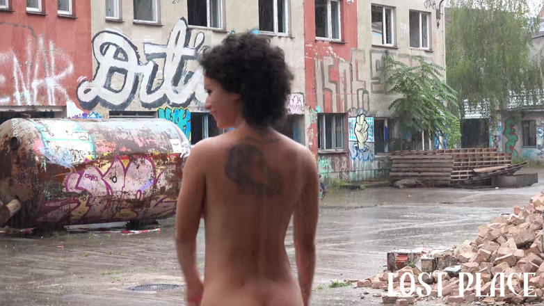 Stacy Bloom: Gata chupando fundo sob a chuva e fodendo em um...