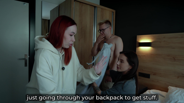 Toma Mur: सौतेली मम्मी और सौतेली बहन जंगली होटल चुदाई में सौतेले सौतेले बेटे के साथ बिस्तर साझा करती हैं (करतब. किसकैट)