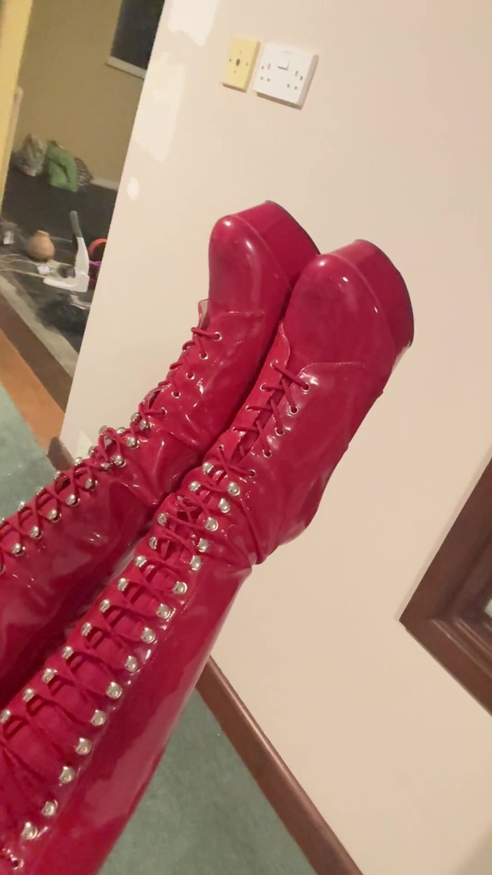 Sophie James: Vild 34jj Amazon Vixen i fet röd Pvc!