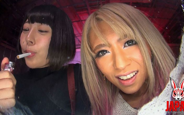 Japan Fetish Fusion: 七海リサとユア七海は、唾液で濡れた舌とスモーキーな息であなたを辱めます。唾を垂らす猥褻なPOV罰