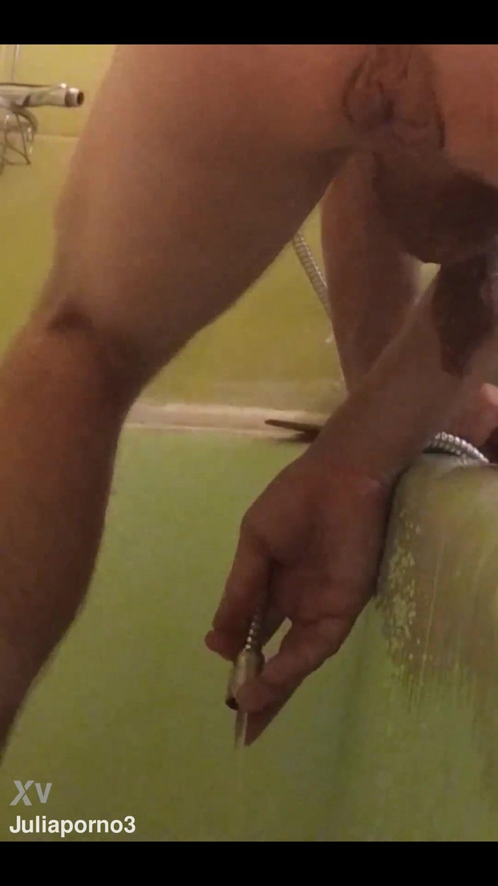 Juliaporno3: Su akışıyla sarkmama mastürbasyon yapıyorum