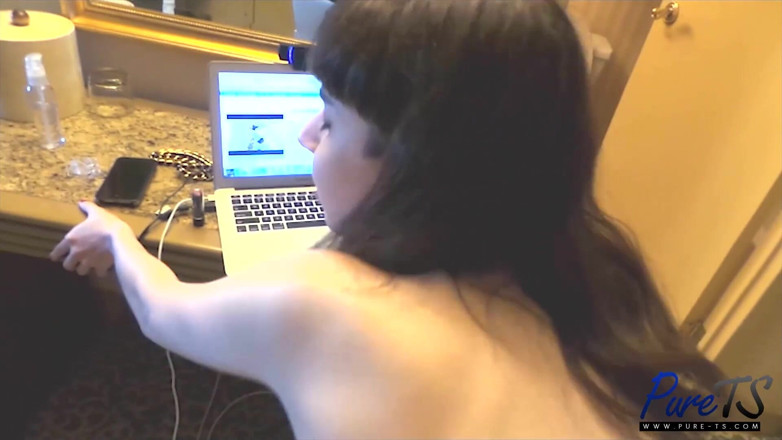 Pure TS and Becoming Femme: Sue Lightning vrea să sugă pula înainte de întâlnire