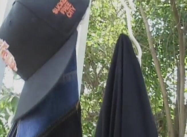 Black Jass: Une grosse black chevauche sa bite sur un banc