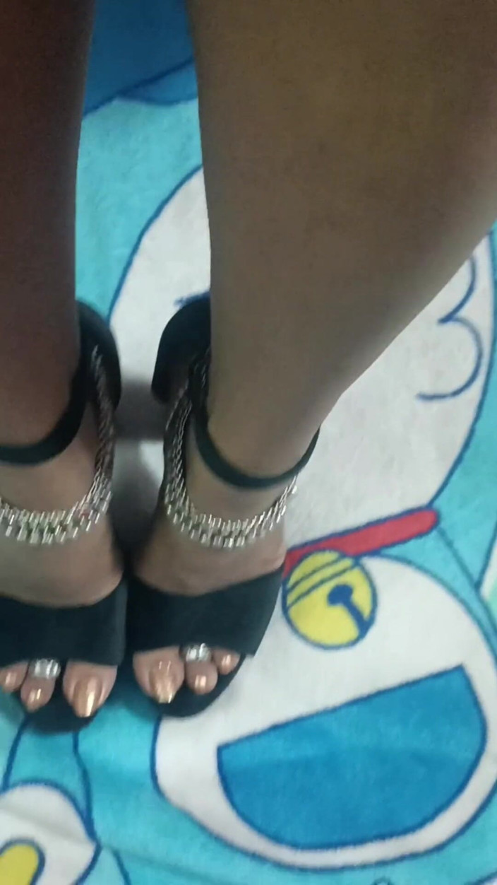 Jackson6767: Maîtresse tamoule, des pieds sexy et magnifiques pour des esclaves...