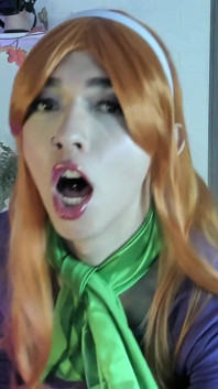 Cosplay Puv Daphne Burp Challenge with Scooby Taser