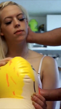 La paja de Penny con muñeca sexual