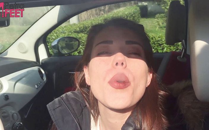 Smokin Fetish: Entzückendes italienisches mädchen liebt es, im auto zu rauchen