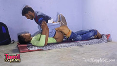 Tamil Couple Porn Videos: Šukání mé sexy tamilské vysokoškolské studentky na podlaze v obchodě