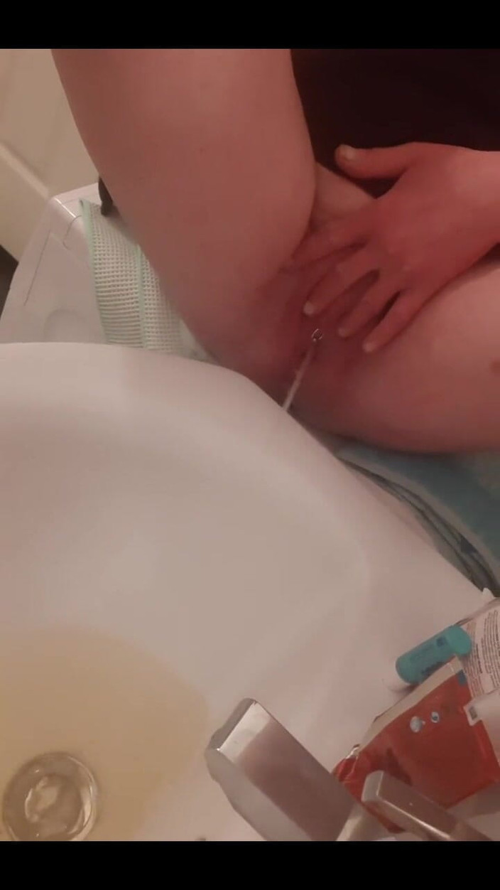 CyntiaCymes: Kencing ke dalam wastafel