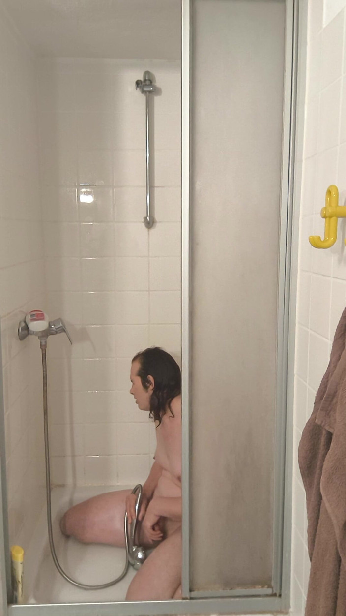 JanineLang: シャワーを浴びてオーガズムに達するまで自慰をする