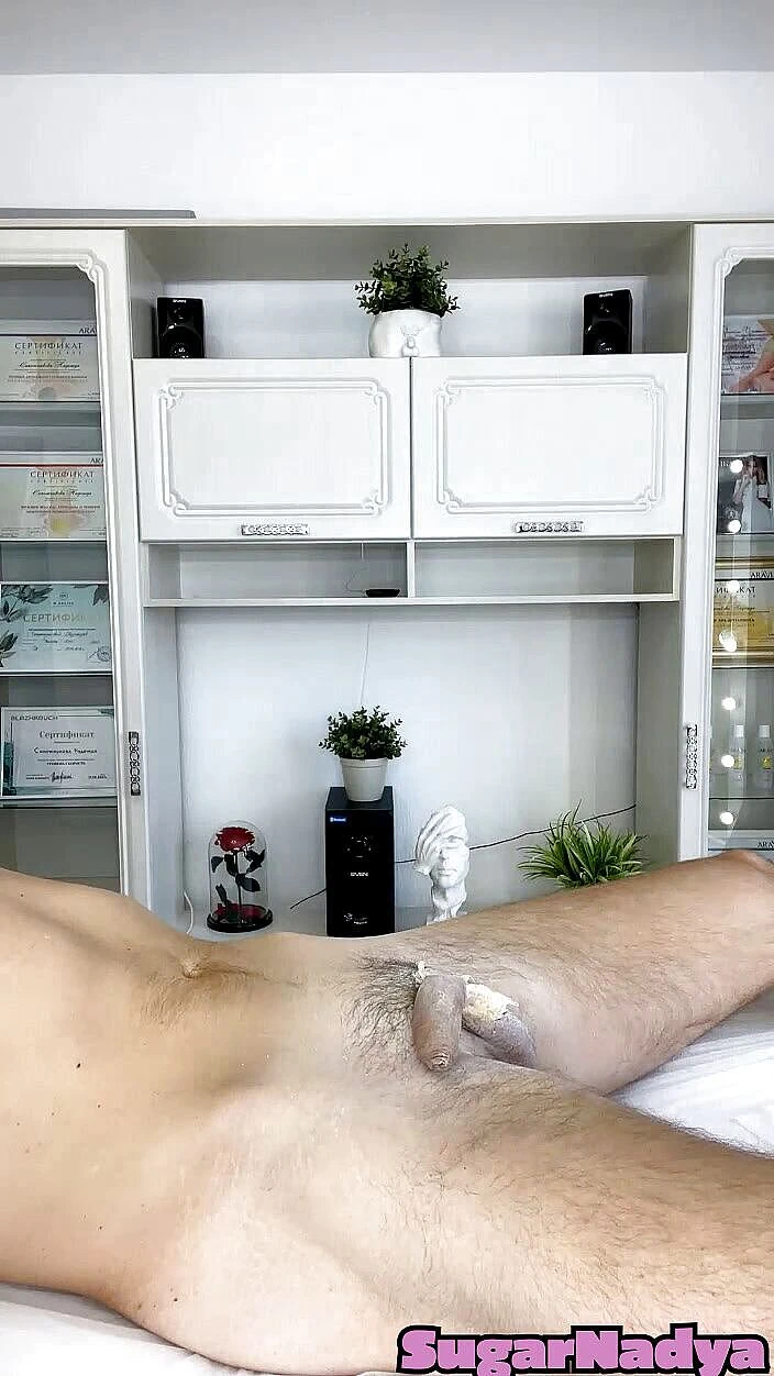 왁싱하는 동안 적극적으로 사정하는 고객 출연 SugarNadya, SugarNadya
