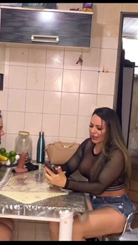 Due amici fanno sesso con il corriere in moto che consegna Pitza