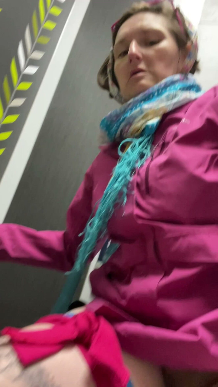 Pissing Paradise: Heiße chaos-MILF &amp; eine Nahaufnahme ihrer schönen pissenden muschi nach dem...