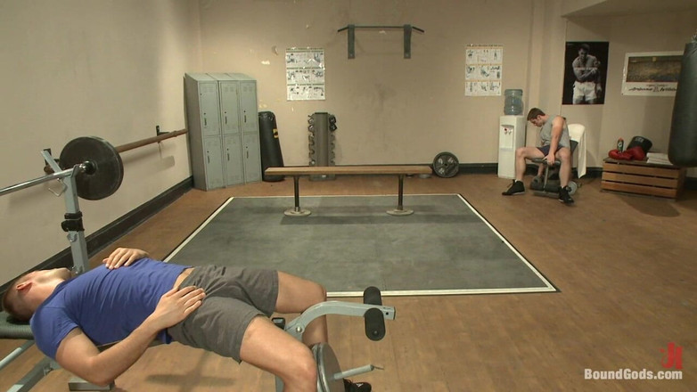 Bound gods: Gim Pervert dipukul dan dikongkek ke dalam penyerahan