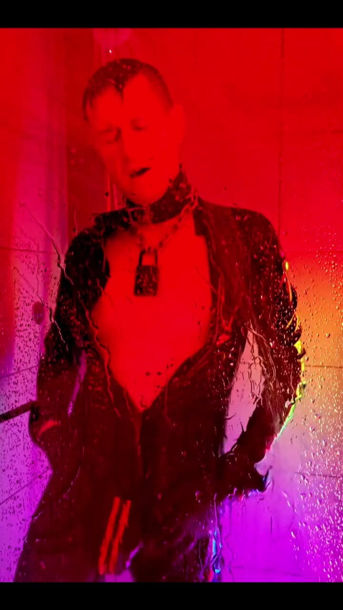 Roman Heart: Shower in Rubber