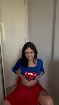 Supergirl Mesmerized - penguasaan kepada ketaatan