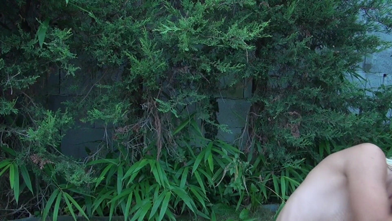 Cum Outdoor: Üvey kız kardeşler bahçede lezbiyen ilişkisinin tadını çıkarıyor