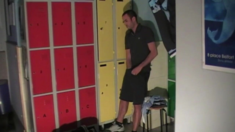 Crunch Boy: Des footballeurs solo se masturbent dans les vestiaires