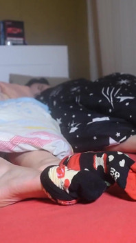 Duas meninas peitudas na cama