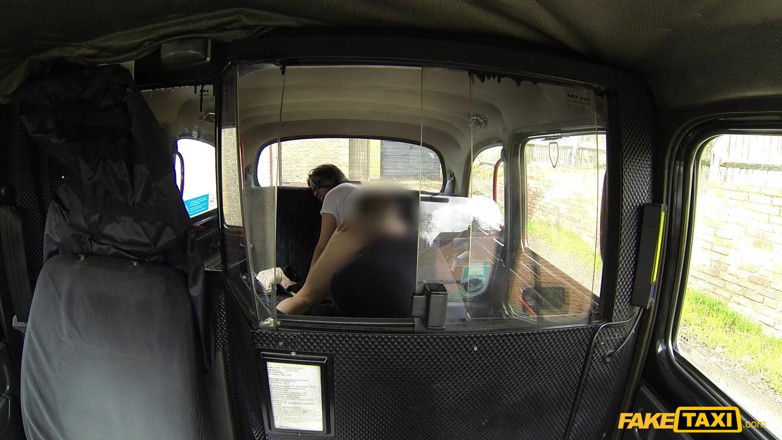 Fake Taxi: Fake taxi - si nakal tiffany naylor kepergok bersembunyi di taksi,...