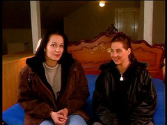 Naughty Girls: Dvě nádherné holky s velkými prsy si navzájem potěší kundičku