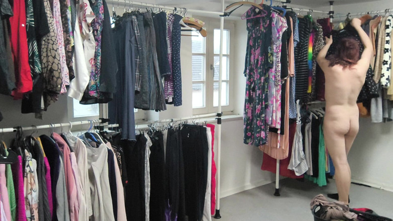 JanineLang: Colgando ropa desnuda