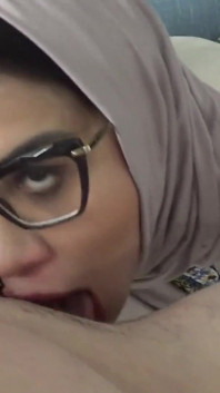 Sexo com madrasta árabe rabuda com gozada na bunda sexy dela