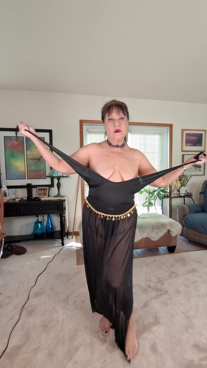 Zilah Luz: En sevdiğim dildoyla kıllı amcığıma mastürbasyon yapıyor