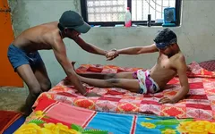 Mooie vriend twee homo romantiek en oud bed neuken