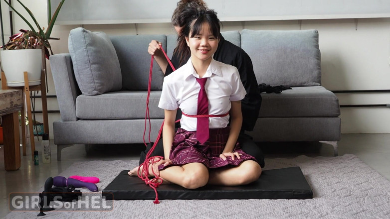 Girls of Hel: Girls of Hel - Flame Hel dává asijské studentce v otroctví...