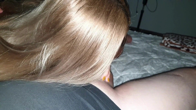 OliviaHaze: 深夜在床上，她控制了她